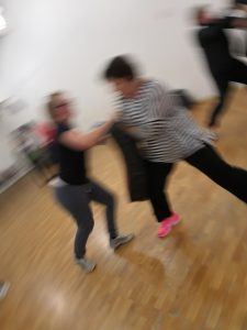 Frau, wehr dich mit Allem was geht