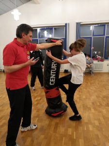 Der berühmte Tritt in den Unterleib