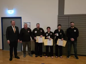 Die neuen Dan-Träger der SG Leinzell von links nach rechts