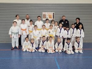 Gruppenbild der Teilnehmer und Trainer des Kyu-Lehrgangs